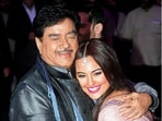 Shatrughan Sinha has questioned Mukesh Khanna's attack on daughter Sonakshi Sinha. Shatrughan Sinha has questioned Mukesh Khanna's attack on daughter Sonakshi Sinha.
