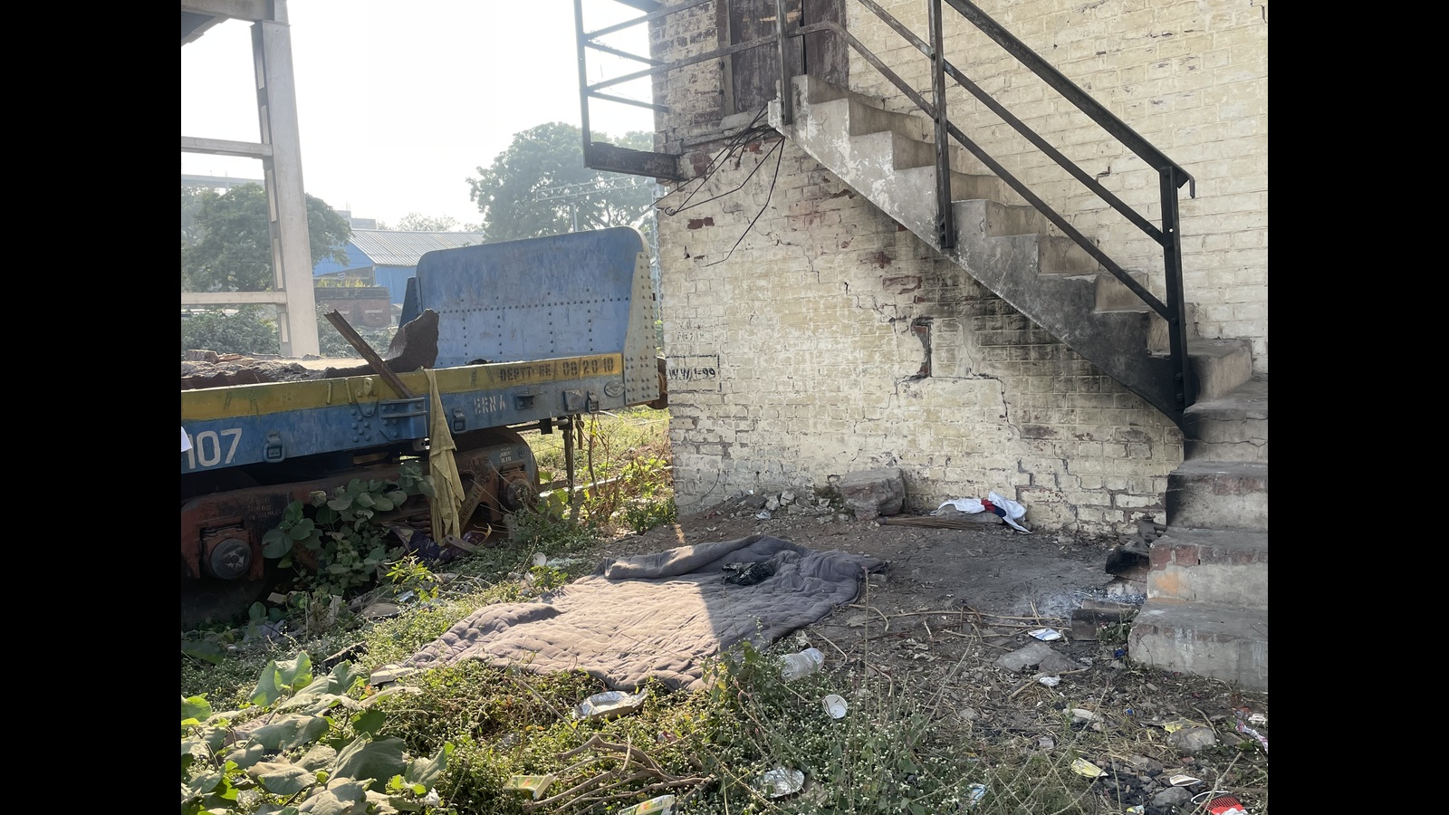 Charbagh station yard: A haven for petty criminals? - Hindustan Times