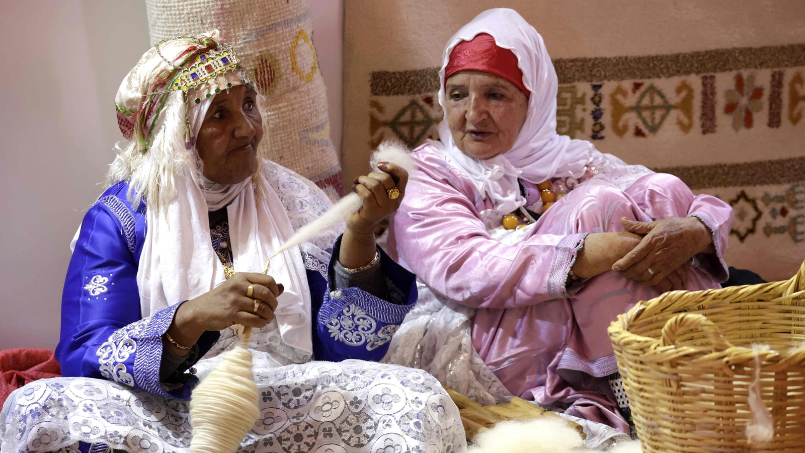 İplik geleneği: Faslı kadınların asırlık halı dokuma mirasını korumak için nasıl mücadele ettiği