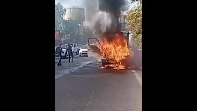 A massive fire broke out in an auto on Gill Chowk flyover in Ludhiana on Wednesday. (HT Photo)