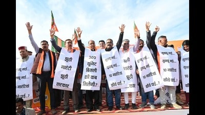 BJP leaders protesting near Vibha Sabha in Dharamshala on Wednesday. (HT Photo) BJP leaders protesting near Vibha Sabha in Dharamshala on Wednesday. (HT Photo)