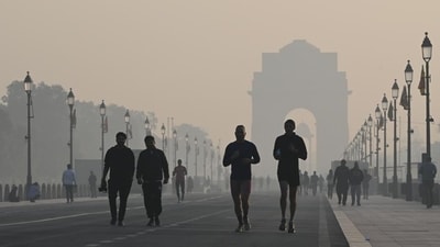 Doctors emphasise that exercising outdoors in poor air conditions can amplify the harmful effects of pollution on the body. (Arvind Yadav/HT PHOTO) Doctors emphasise that exercising outdoors in poor air conditions can amplify the harmful effects of pollution on the body. (Arvind Yadav/HT PHOTO)