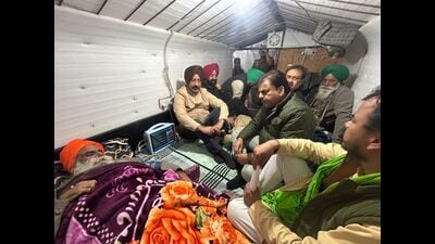 Jagjit Singh Dallewal meeting a delegation led by Special DGP (law and order) Arpit Shukla at Khanauri on Wednesday. (HT) Jagjit Singh Dallewal meeting a delegation led by Special DGP (law and order) Arpit Shukla at Khanauri on Wednesday. (HT)