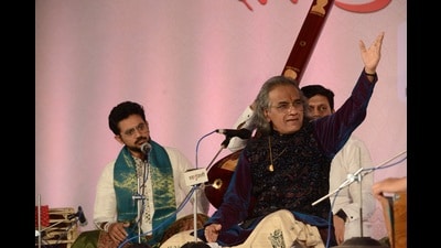 Ram Deshpande, an eminent vocalist from the Agra-Jaipur gharana mesmerised the audience on Wednesday. (HT PHOTO) Ram Deshpande, an eminent vocalist from the Agra-Jaipur gharana mesmerised the audience on Wednesday. (HT PHOTO)