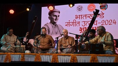 Sajan Mishra and his son Swaransh Mishra perform at Kala Mandapam Auditorium in Lucknow on Wednesday (Mushtaq Ali/HT) Sajan Mishra and his son Swaransh Mishra perform at Kala Mandapam Auditorium in Lucknow on Wednesday (Mushtaq Ali/HT)