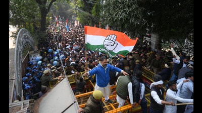 Shouting slogans, Congress workers tried to break the barricade but were foiled by heavy police deployment. (HT Photo/Deepak Gupta)