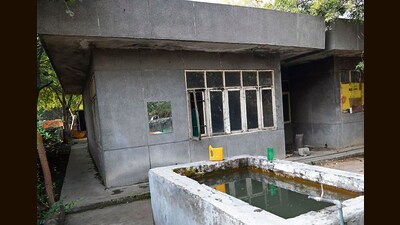 The dilapidated building of a primary school near the DLF Phase 1 police station. (Parveen Kumar/HT) The dilapidated building of a primary school near the DLF Phase 1 police station. (Parveen Kumar/HT)