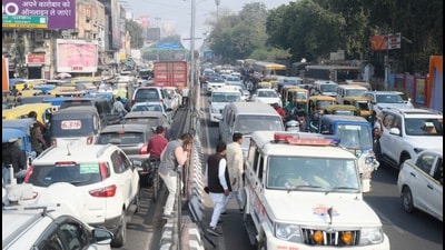 Traffic jam on Vidhan Sabha Marg. (Deepak Gupta/HT Photo)