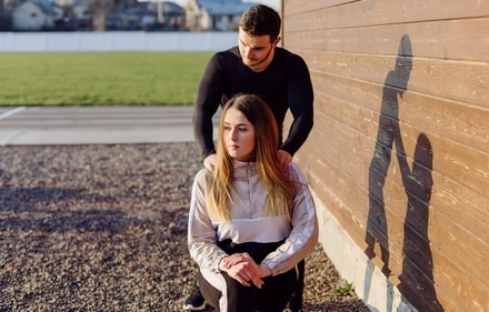 Therapist shares tips for coping with a negatively charged partner (Freepik)