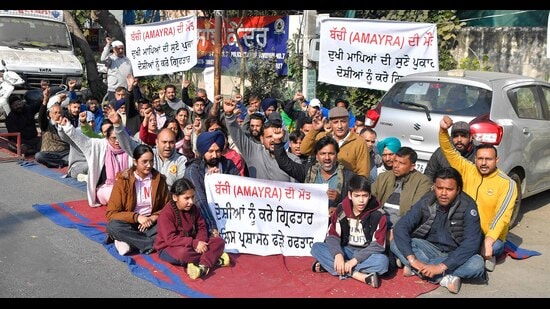Kin of six-year-old Amayra Sood staging a protest in Ludhiana on Wednesday. (Manish/HT)