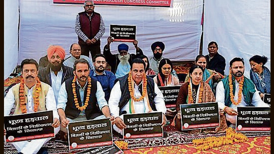 Local Congress president HS Lucky has asked the local BJP leaders to clear their stand on the issue. (Keshav Singh/HT)