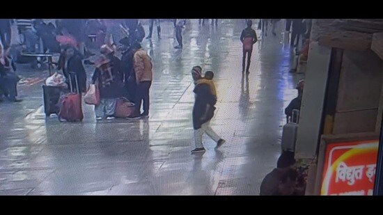 The accused, with the child on his back, was caught on CCTV camera at the Charbagh railway station