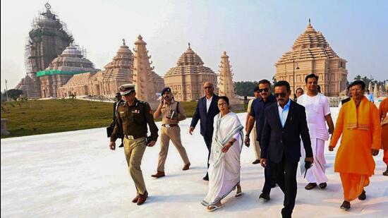 West Bengal chief minister (centre) Mamata Banerjee reviews the construction of the Puri-like Jagannath temple in the coastal town of Digha in Purba Medinipur district. (HT Photo)