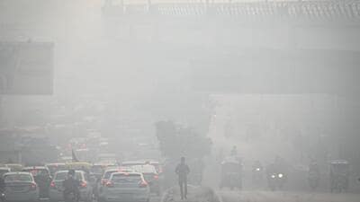 A thick layer of fog in the early hours of Thursday at Shadipur. (Sanchit Khanna/HT PHOTO) A thick layer of fog in the early hours of Thursday at Shadipur. (Sanchit Khanna/HT PHOTO)