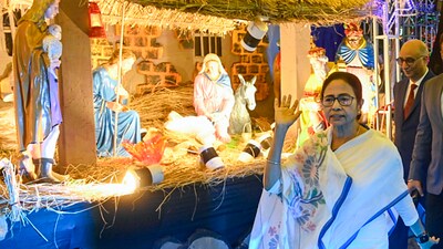 Kolkata: Chief minister Mamata Banerjee in the inaugural ceremony of Kolkata Christmas Festival at Allen Park, Park Street. (Photo by Samir Jana/ Hindustan Times) Kolkata: Chief minister Mamata Banerjee in the inaugural ceremony of Kolkata Christmas Festival at Allen Park, Park Street. (Photo by Samir Jana/ Hindustan Times)