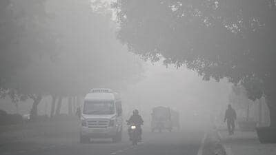 Forecasts show winds are unlikely to pick up immediately, likely keeping Delhi in a grip of high pollution. (ANI photo) Forecasts show winds are unlikely to pick up immediately, likely keeping Delhi in a grip of high pollution. (ANI photo)