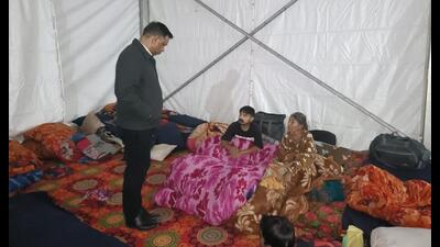 MC commissioner Amit Kumar interacting with people at a night shelter in Chandigarh. (HT Photo) MC commissioner Amit Kumar interacting with people at a night shelter in Chandigarh. (HT Photo)