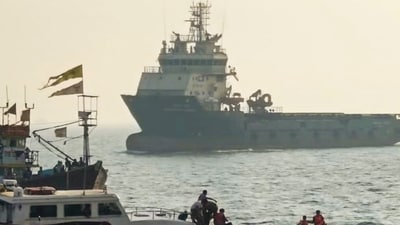Mumbai: Passengers being rescued after a ferry capsized off Mumbai coast when a Navy craft crashed into it, Wednesday, Dec. 18, 2024. At least 13 passenger died and and 99 were rescued. (PTI Photo)(PTI12_18_2024_000355B) (PTI) Mumbai: Passengers being rescued after a ferry capsized off Mumbai coast when a Navy craft crashed into it, Wednesday, Dec. 18, 2024. At least 13 passenger died and and 99 were rescued. (PTI Photo)(PTI12_18_2024_000355B) (PTI)