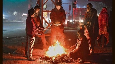 Residents warming themselves around a camp fire in Ludhiana on Thursday evening. (Manish/Hindustan Times) Residents warming themselves around a camp fire in Ludhiana on Thursday evening. (Manish/Hindustan Times)