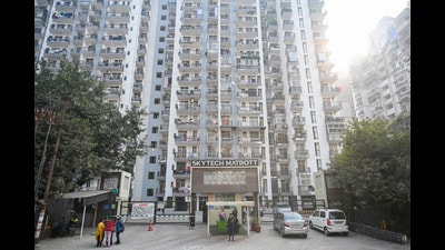 The Noida authority on Thursday sealed 27 apartments in Skytech Matrott housing society since the promoter has failed to clear dues amounting to ₹24 crore despite repeated notices. (Sunil Ghosh) The Noida authority on Thursday sealed 27 apartments in Skytech Matrott housing society since the promoter has failed to clear dues amounting to ₹24 crore despite repeated notices. (Sunil Ghosh)