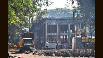 The Sadhu Vaswani RoB is more than 50 years’ old and has been declared unsafe for heavy traffic. (MAHENDRA KOLHE/ HT) The Sadhu Vaswani RoB is more than 50 years’ old and has been declared unsafe for heavy traffic. (MAHENDRA KOLHE/ HT)