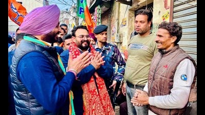 Union minister Ravneet Bittu campaigning for BJP candidates in Ludhiana on Thursday. (HT Photo)