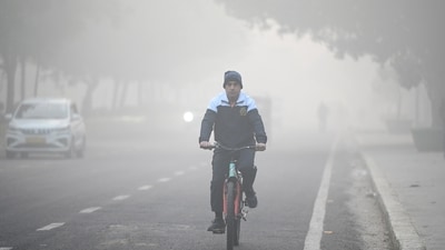 Noida, India- December 18, 2024: Commuters step out in foggy winter cold morning amid rising air pollution. Air pollution level in Delhi-NCR remain in the 'poor' category, in Noida, India, on Wednesday, December 18, 2024. (Photo by Sunil Ghosh / Hindustan Times) Noida, India- December 18, 2024: Commuters step out in foggy winter cold morning amid rising air pollution. Air pollution level in Delhi-NCR remain in the 'poor' category, in Noida, India, on Wednesday, December 18, 2024. (Photo by Sunil Ghosh / Hindustan Times)
