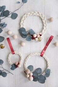 Jenni Yolo's Christmas tree ornaments are made of braided rope and ribbon wreath. (Pic courtesy: ispydiy.com) Jenni Yolo's Christmas tree ornaments are made of braided rope and ribbon wreath. (Pic courtesy: ispydiy.com)