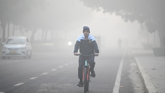 Noida, India- December 18, 2024: Commuters step out in foggy winter cold morning amid rising air pollution. Air pollution level in Delhi-NCR remain in the 'poor' category, in Noida, India, on Wednesday, December 18, 2024. (Photo by Sunil Ghosh / Hindustan Times)