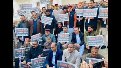 Bharatiya Janata Party leaders protesting at Gate Number 1 of the Vidhan Sabha complex in Dharamshala on Friday. (HT Photo) Bharatiya Janata Party leaders protesting at Gate Number 1 of the Vidhan Sabha complex in Dharamshala on Friday. (HT Photo)