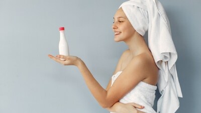 Add the right body lotion for dry skin in your routine and keep it nourished. (Freepik) Add the right body lotion for dry skin in your routine and keep it nourished. (Freepik)
