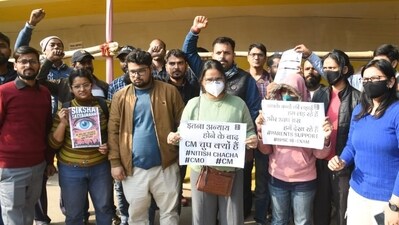 Several students raised placards demanding re-examination against authorities, alleging failure to conduct the BPSC 70th CSE Prelims 2024 in a transparent manner. (Santosh Kumar) Several students raised placards demanding re-examination against authorities, alleging failure to conduct the BPSC 70th CSE Prelims 2024 in a transparent manner. (Santosh Kumar)