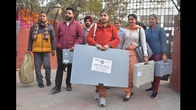 Polling staff check election material before leaving for their respective polling station for Election Duty on the eve of Punjab Municipal Corporation Elections in Amritsar on Friday. (Sameer Sehgal/HT) Polling staff check election material before leaving for their respective polling station for Election Duty on the eve of Punjab Municipal Corporation Elections in Amritsar on Friday. (Sameer Sehgal/HT)