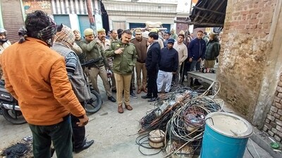 Security personnel during a crackdown on electricity theft, in Sambhal on Saturday (PTI) (HT_PRINT) Security personnel during a crackdown on electricity theft, in Sambhal on Saturday (PTI) (HT_PRINT)