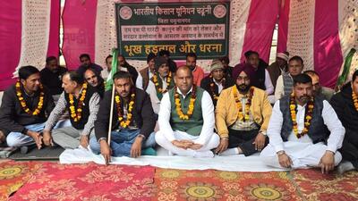 The farmers also criticised the state government for not letting their protesting comrades at Shambhu and against union government for not paying heed to their demands for a law ensuring guarantee of procurement of crops on MSP. (HT Photo)