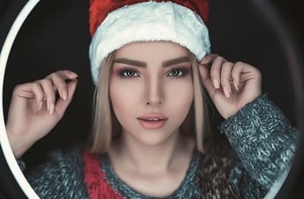 Christmas makeup looks to sleigh the season (Pexels) Christmas makeup looks to sleigh the season (Pexels)