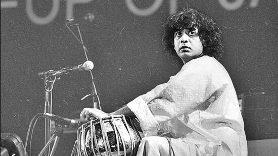 Among the brightest stars of the classical music tradition of Mumbai was Ustad Zakir Hussain, who died earlier this week. Simla House, Hussain’s home in Mumbai, was witness to over 50 years of this history. (Pradeep Bhatia/HT Archive)