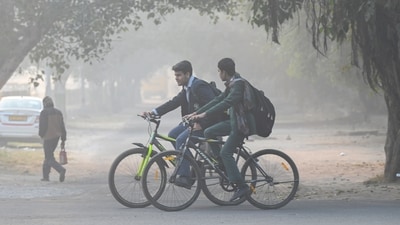 Students on their way to school amid rising air pollution in Noida. (Sunil Ghosh/Hindustan Times) Students on their way to school amid rising air pollution in Noida. (Sunil Ghosh/Hindustan Times)