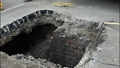 A blame game has erupted between PMC and Maha-Metro after a drainage chamber caved in on JM Road, creating a large pothole. (MAHENDRA KOLHE/HT) A blame game has erupted between PMC and Maha-Metro after a drainage chamber caved in on JM Road, creating a large pothole. (MAHENDRA KOLHE/HT)