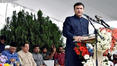 AIMIM leader Akbaruddin Owaisi alleged that despite being informed about the tragedy, Allu Arjun continued watching the film. (ANI) AIMIM leader Akbaruddin Owaisi alleged that despite being informed about the tragedy, Allu Arjun continued watching the film. (ANI)