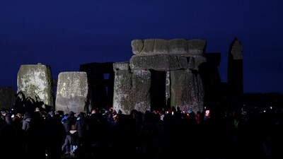 People gather before sunrise to attend winter solstice celebrations at Stonehenge stone circle near Amesbury, Britain, December 21, 2024. REUTERS/Toby Melville (REUTERS)