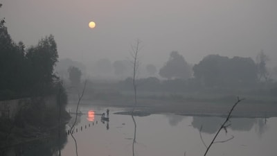Delhi’s average AQI was recorded at 370 on Saturday. (RAJ K RAJ /HT PHOTO)