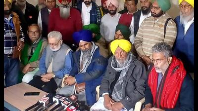 Farmer leaders addressing mediapersons after the meeting on Saturday. (HT photo) Farmer leaders addressing mediapersons after the meeting on Saturday. (HT photo)