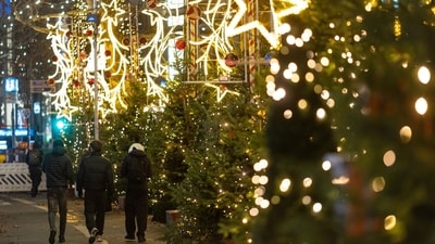 Christmas 2024: At Christmas markets worldwide, people drink mulled wine, browse beautiful gifts, sing carols, ice skate, eat holiday treats, or simply spend time together. Like at this, Christmas market in Berlin, Germany, (Bloomberg) Christmas 2024: At Christmas markets worldwide, people drink mulled wine, browse beautiful gifts, sing carols, ice skate, eat holiday treats, or simply spend time together. Like at this, Christmas market in Berlin, Germany, (Bloomberg)