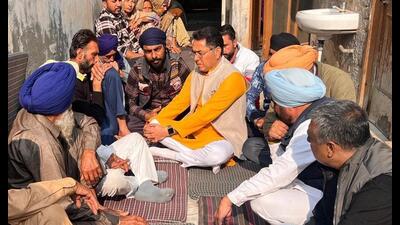 Punjab cabinet minister Aman Arora meets family members of a couple who lost their lives in Georgia recently. (HT photo)