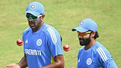 Ravichandran Ashwin (L) and Ravindra Jadeja. (AFP)