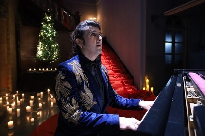 Sonu Nigam in Ave Maria