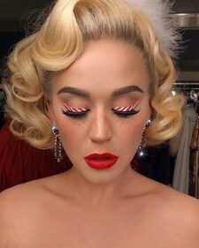 Take Christmas creativity to the next level with Katy Perry’s candy cane eyeliner.