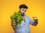Instead of fast food and processed food, consume green leafy vegetables, whole grains, legumes, lentils, soybeans, eggs, bananas, walnuts, tomatoes, and pumpkin seeds. (Freepik)