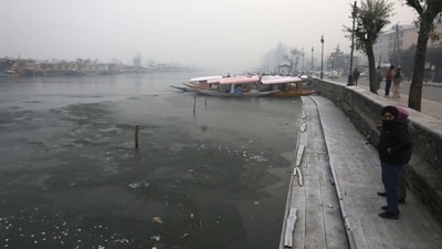 Tourists looking at a frozen Dal Lake in Srinagar. (Waseem Andrabi /Hindustan Times) Tourists looking at a frozen Dal Lake in Srinagar. (Waseem Andrabi /Hindustan Times)